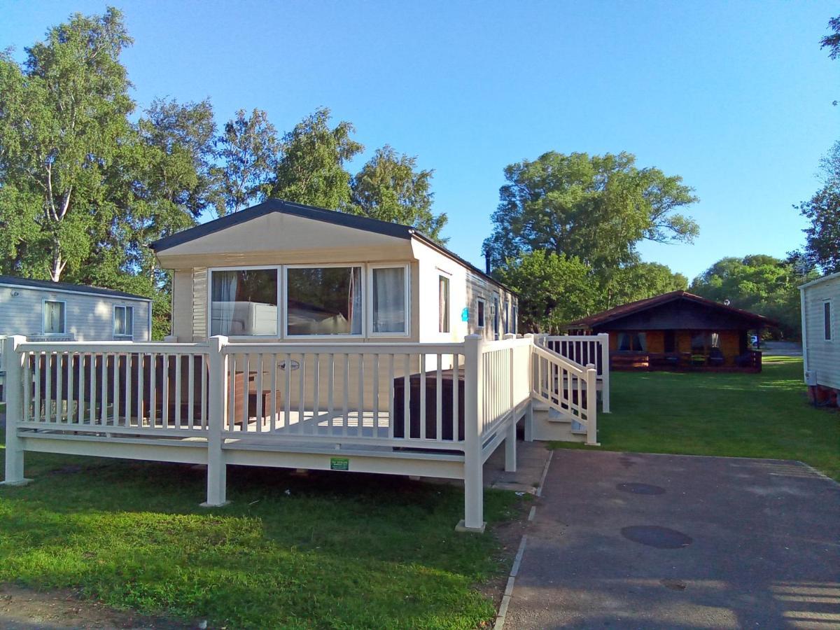 Beautiful 3 Bedroom Caravan With Hot Tub - Tattershall Lakes Εξωτερικό φωτογραφία
