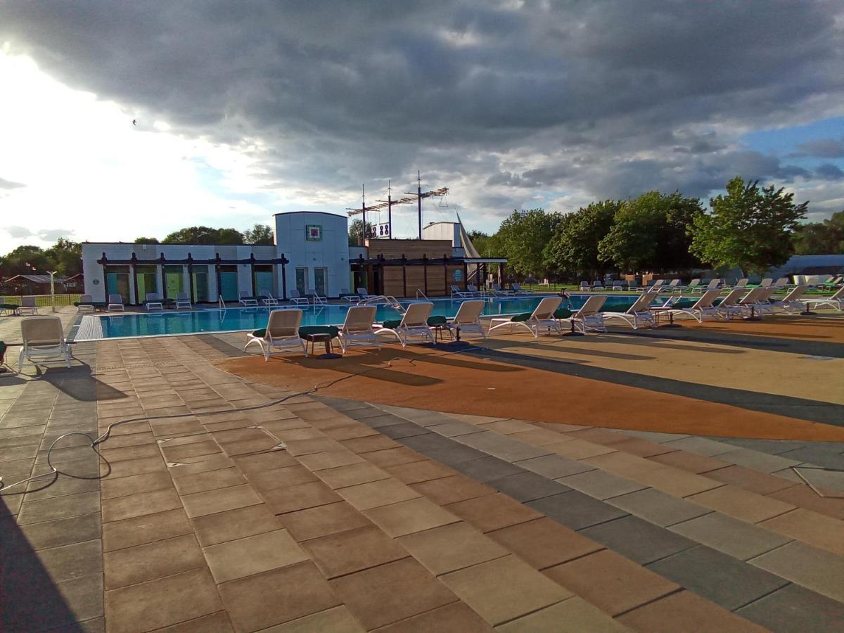 Beautiful 3 Bedroom Caravan With Hot Tub - Tattershall Lakes Εξωτερικό φωτογραφία