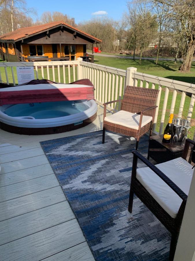 Beautiful 3 Bedroom Caravan With Hot Tub - Tattershall Lakes Εξωτερικό φωτογραφία